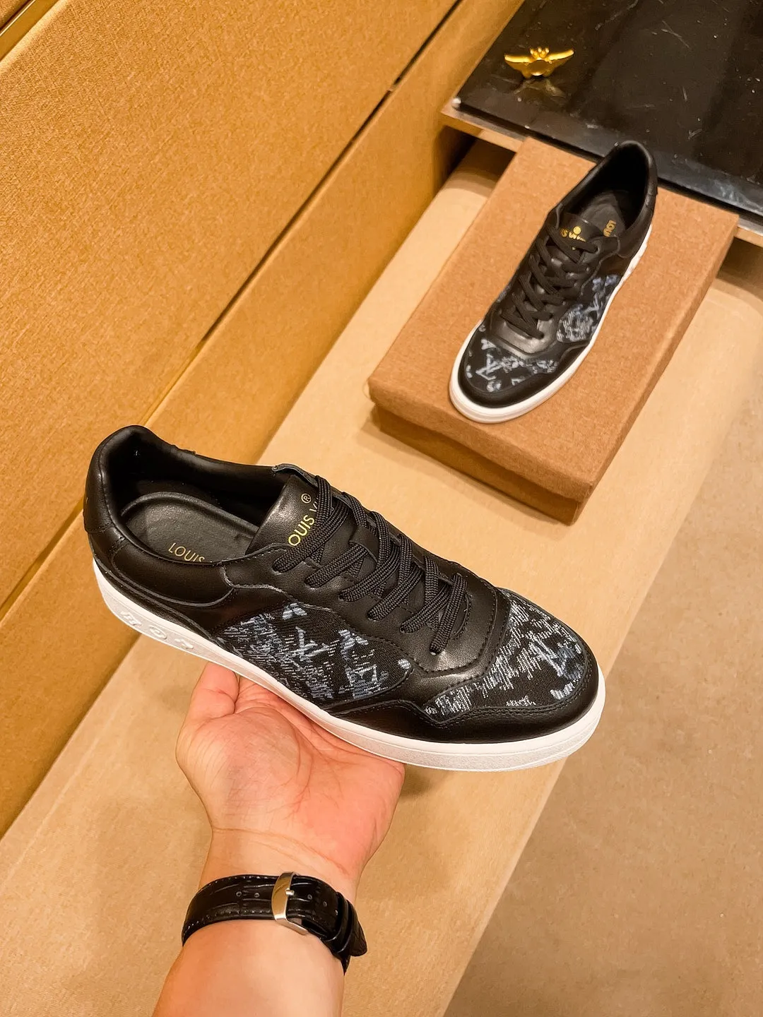 Men's shoes💰 400💰[LV]🔥Louis Vuitton, high-end men's shoes brand, official website 1:1 latest masterpiece: the upper is made of Italian imported first-layer cowhide with a comfortable and breathable lining➕original non-slip and wear-resistant outsole🔥, making walking more convenient and comfortable! An exclusive new model, a stunning work, a beautiful 1:1 replica [color] compared to the official quality! Create a fashionable personality to set off your uniqueness! A must-have for trendy men! Classic🔥Size: 38-44 Color: 🔥 2⃣️colors available🔥